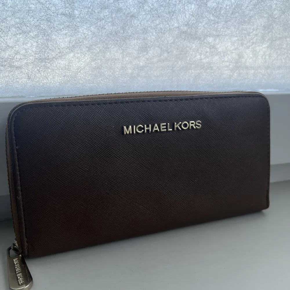 Super snygg beige/brun Michael kors plånbok! Osäker om den är äkta då jag köpte den för flera år sen. 😍 . Övrigt.
