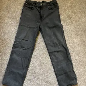 Mörkgråa jeans från barnavdelningen på H&M, storlek 164. Köpt för över ett år sen för 200kr, fint skick:)