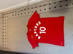 DeRozan NBA tröja  - En Nike NBA Raptors DeRozan tröja i storlek S. I nyskick använd fåtal gånger. Nypris 700kr