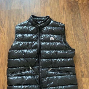Moncler gui väst STL 5! - Moncler gui väst Skick: 9/10  Köpt från highendmarkets. Storlek 5 så passar dig som är över 183 eller bär L/XL.  Självklart äkta.