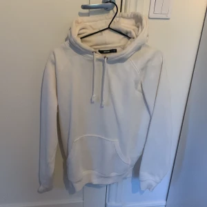 Hoodie  - Hoodie i superskönt material. Köpt för 299kr pris kan diskuteras. Som ny!