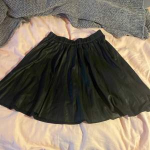 Jag säljer en skin kjol från Zara som är i färgen svart. Den är i storlek 13-14 (164)❤️❤️ bara andvänd 1 gång❤️