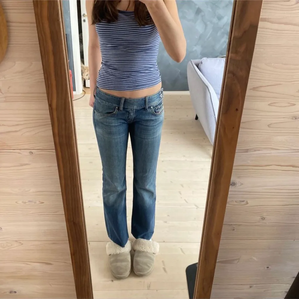 Säljer dessa disel jeans som är förstora för mig. (Lånade bilder) tjejen på bilden är 165 och midjemåttet är ungefär 76cm. Kom privat för fler bilder eller frågor🥰 köparen står för frakten (68kr) . Jeans & Byxor.