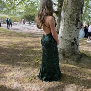 Smaragdgrön balklänning  - Säljer min fina fina balklänning, köpt på Dressroom Linné i Göteborg för 5000 kronor. Stretchig och skön. Inbyggd bh och banden i ryggen går att ställa in. Jag har normalt storlek M och är 168 cm lång. Skriv om ni har frågor! 🫶🏻😊