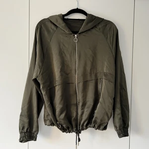 Militärgrön hoodie  - Zara  Fint skick XXL Finns matchande cargobyxor  