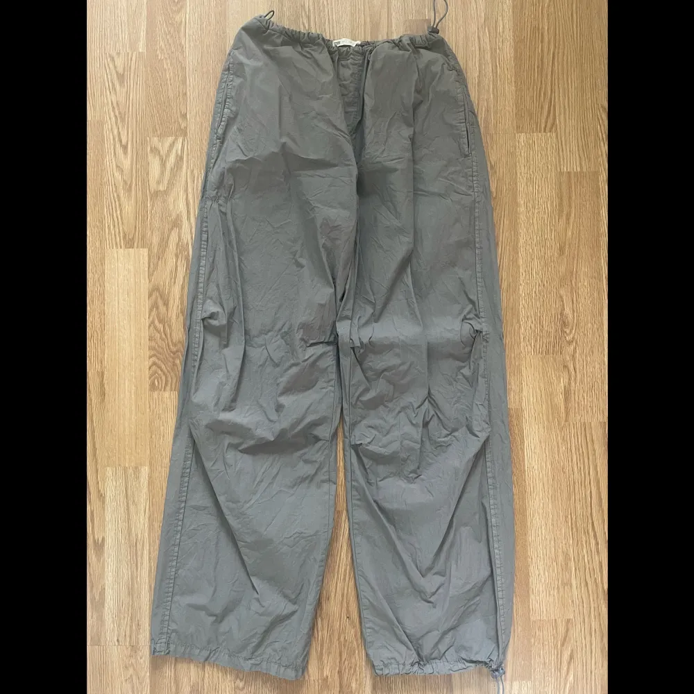 snygga parachute pants från märket stradivarius, köpta från asos. säljes då dom är lite för korta för mig. rätt så tunt men väldigt stretchigt material. använda 1 gång ute. nypris 399kr. Jeans & Byxor.