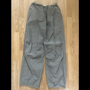 parachute byxor - snygga parachute pants från märket stradivarius, köpta från asos. säljes då dom är lite för korta för mig. rätt så tunt men väldigt stretchigt material. använda 1 gång ute. nypris 399kr