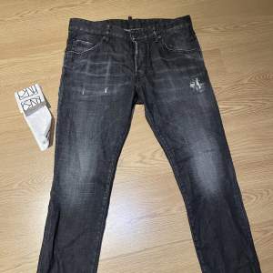 Brorsas d squard jeans men inte använda då kan köpte dem i för liten storlek (storlek 48: 46 cm midja Original pris: 1899