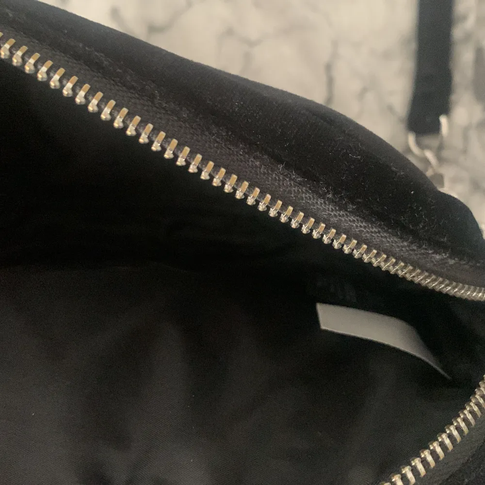 Detta är en helt vanlig svart och simpel väska från Lindex . Väskor.