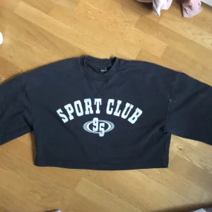 Mörkgrå långärmad tröja - Säljer den här fina tröjan från Gina Tricot. Köpt för ungefär ett halvår sedan och säljer på grund av att jag har för många tröjor. Minns inte priset men tror ungefär 350 kr. Tröjan är använd ett fåtal gånger och är i nyskick🩷