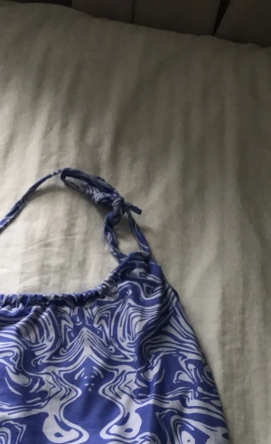 Fin blå topp  - Hej , säljer min blå mönstrade topp då den bara legat och aldrig används, jätte fin att ha i sommar. Skriv för frågor eller intresse!💙