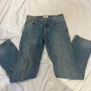 Säljer zara jeans storlek 36/S. Använt ganska mycket❣️Låg/mid- midjade.😊 Hör av er innan ni köper.  