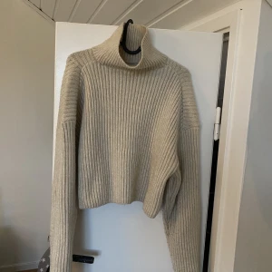 Virkad ljusrosa tröja - Virkad Ljusrosa tröja som har krage. Den är kort i midjan och är i storlek M. 