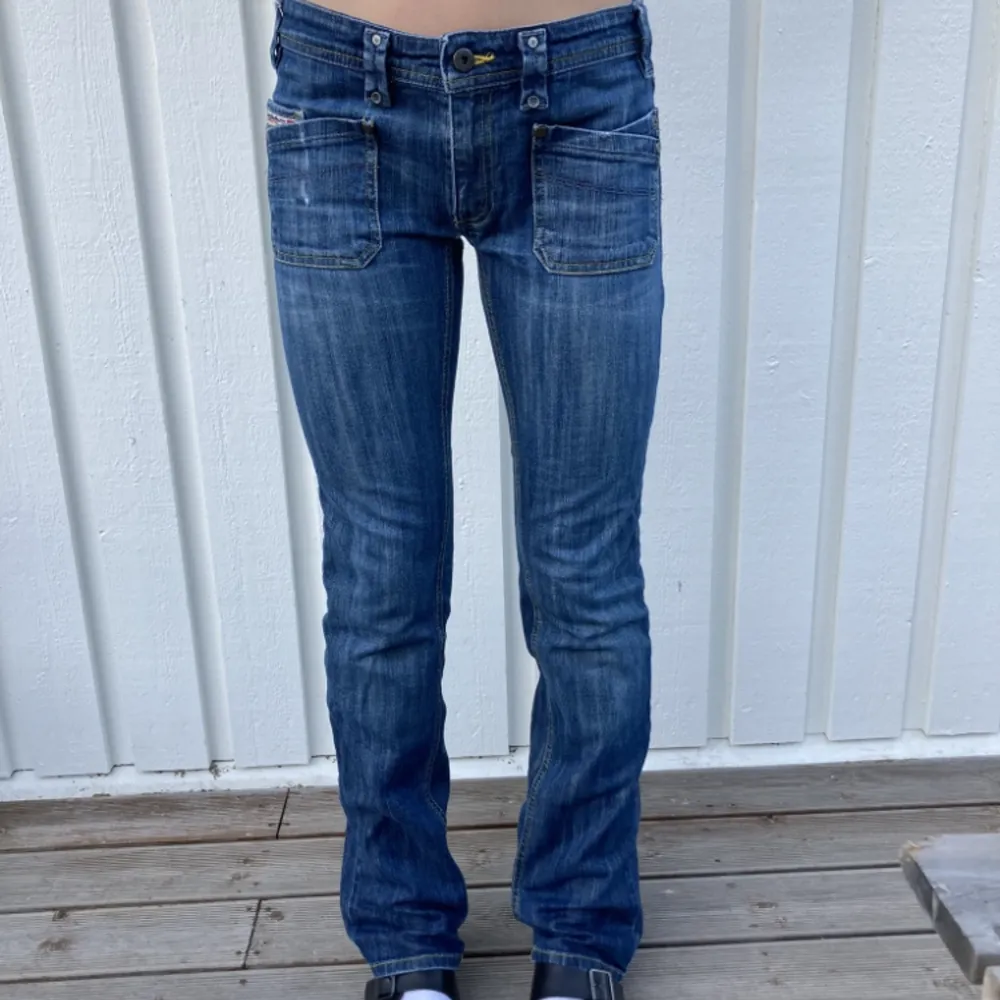 Lågmidjade jeans från Diesel med coola fickor! Storlek 28 i midjan (skulle säga att de sitter som en storlek 34), ganska långa i benen, min syster på bilden som är 173cm. Jeans & Byxor.