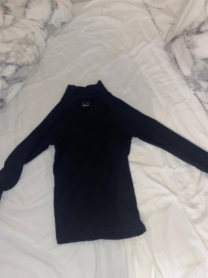 Tröja  - En tröja som är öppen vid halsen typ! Nästan aldrig använt. Den är från Gina tricot 