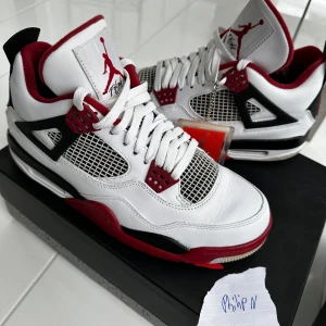 Ait Jordan 4 Fire Red 42 - Air Jordan 4 Fire Red storlek 42. Bra skick medföljer och og box. Fraktas dubbelboxat. De är från första droppet därför cracks. 