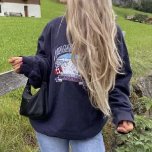 sweatshirt - säljer en sweatshirt i storlek s. tror den är från brandy melville men köptes på plick tidigare