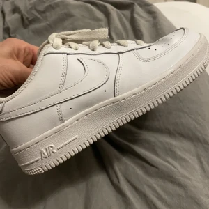 Nike Air Force 1 stl 38 - Säljer mina Nike air force då dom inte kommer till andvändning. Dom är sparsamt andvända och i fint skick. Nypris 1200 säljer för 700. Kom privat för fler bilder. Köparen står för frakt.