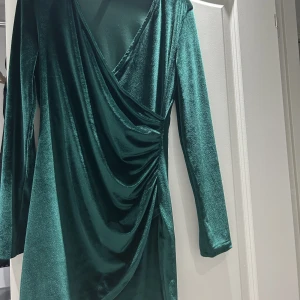 Kort fest klänning - Nyligen köpt, liten för mig Aldrig använt den, helt ny och fräsch.  -Pris kan diskuteras