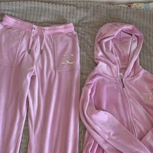  Juicy couture  - Säljer ett rosa juicy couture sett i storlek 12-13 (xxs-xs) pågrund av fel storlek , super fint , inga anmärkningar , och knappt använd 💕köpt för 1600 säljer för 800 högst bud vinner 💕🥇🙌🏆,skriv vid fundering 😻  , men jätte fint sett och bra skick 💕