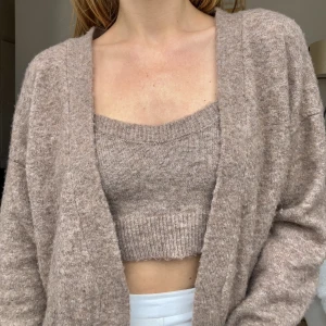 Knitted-set - Top och kofta, från Zara. Väldigt lite använt. Perfekt vår och sommaren🥰  Säljer gärna båda delar tillsammans