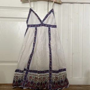 Klänning - Fin klänning i stl s. Ostruken på bild, finns en lite fläck (se bild 2). Vet ej om den går bort.