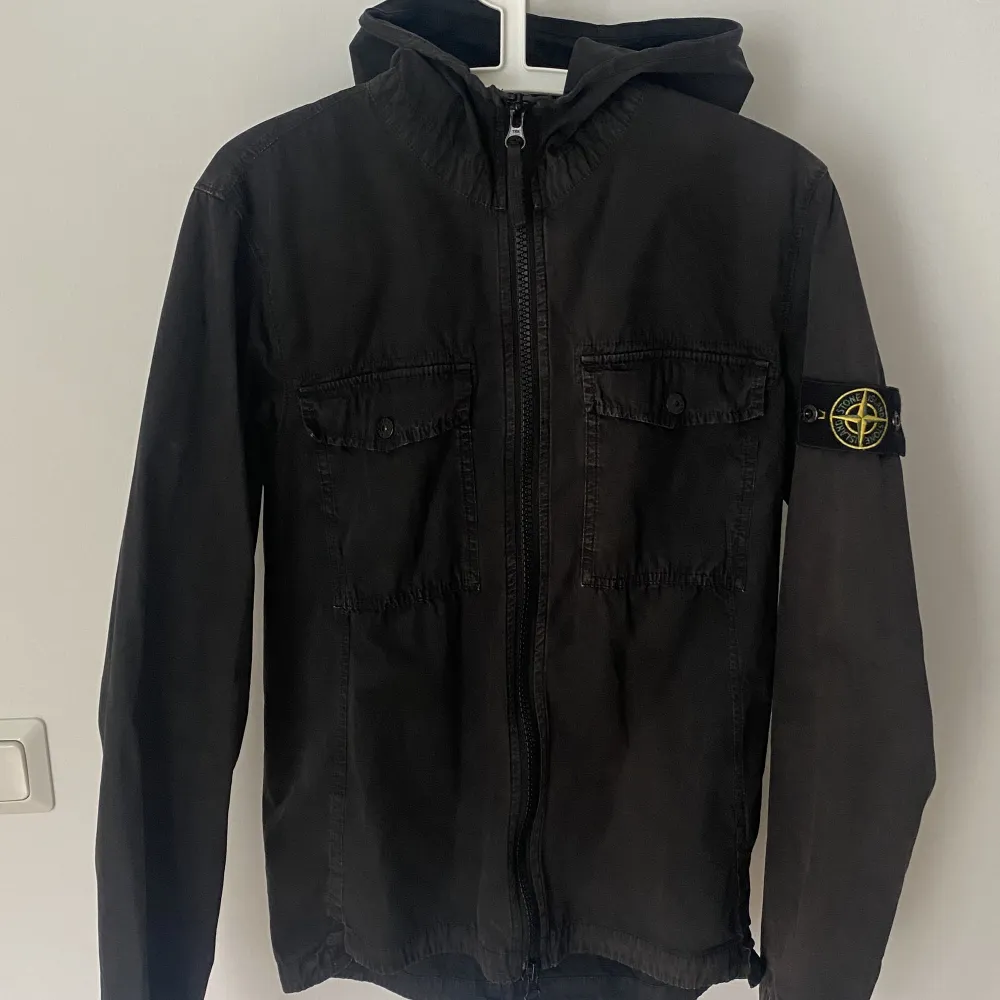 Jacka/overshirt från Stone Island. Den är i mycket bra skick, en aning solblekt på vissa ställen dock. Är en herrmodell men passar även tjejer! Nypris 4000kr . Jackor.