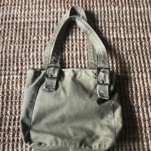 Axelväska - Militärgrön ish axelväska med magnet och adjustable rämm