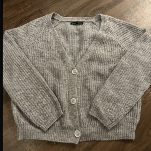 Stickad kofta - Mjuk stickad kofta med knappar, aldrig använd, storlek S. Nypris ca 70kr.