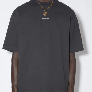 Acne Studios Logo T-shirt  - Kollar intresse för denna T-shirt från Acne Studios. I nyskick! Kom med prisförslag.   Nypris: 2 200:-