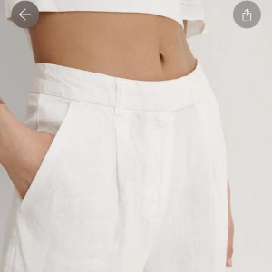 Linnebyxor  - Säljer ett par vita linnebyxor från Nakd i nyskick. De är endast provade, så lapp finns kvar. Nypris 549 kr.