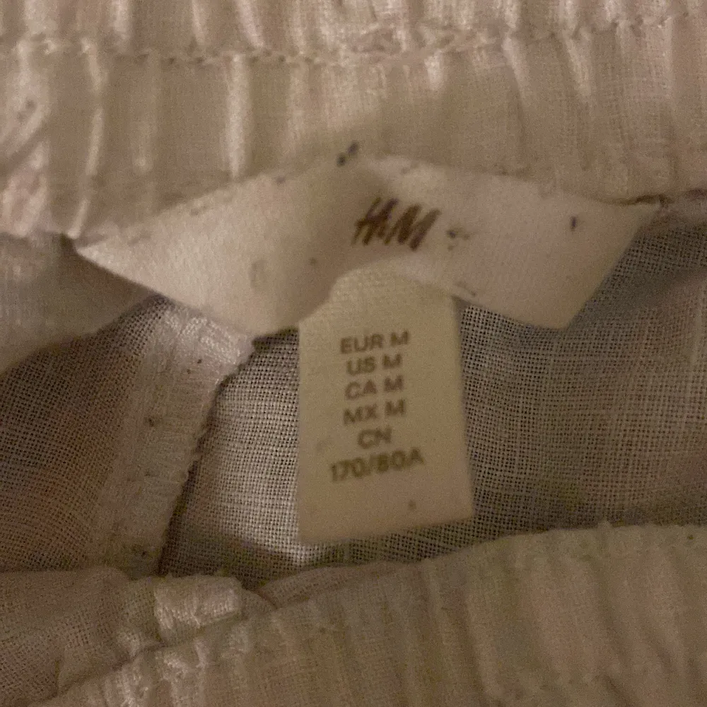 Vita linnebyxor ifrån HM, storlek M, inte så genomskinliga, säljer pga för korta på mig (170 cm), perfekt till sommaren💓. Jeans & Byxor.