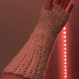 Armvärmare❤️ - Säljer nu dessa armvärmare som jag virkat själv, de är i en smuts vit färg och ca 25 cm långa🫶❤️