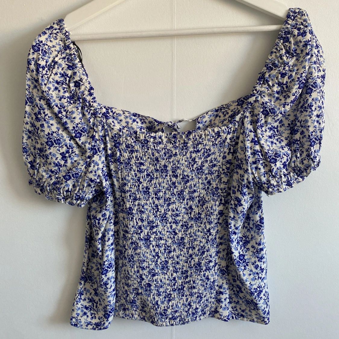 Vit topp med blå blommigt mönster - 90