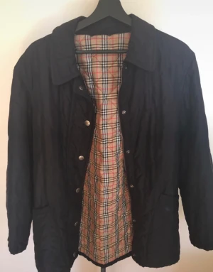 Burbbery jacka - En snygg svart Burberry jacka i storlek s. Skriv om ni har fler frågor