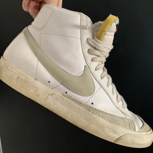 Nike blazers - Säljer dessa blazers! Inte 10/10 men ändå helt okej skick. Enda skadan är loggan på vänster tunga. Annars bra skick. Priset kan diskuteras (köpta för 1100). Orginalbox o kvitto finns ej. Men köpte direkt från Nike. Storlek 47 men passar mig som har 46.