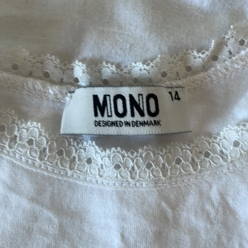 Söt linne från MONO, köpt i Danmark. Säljer pga den kommer inte till användning. Köparen står för frakt ❤️. Toppar.