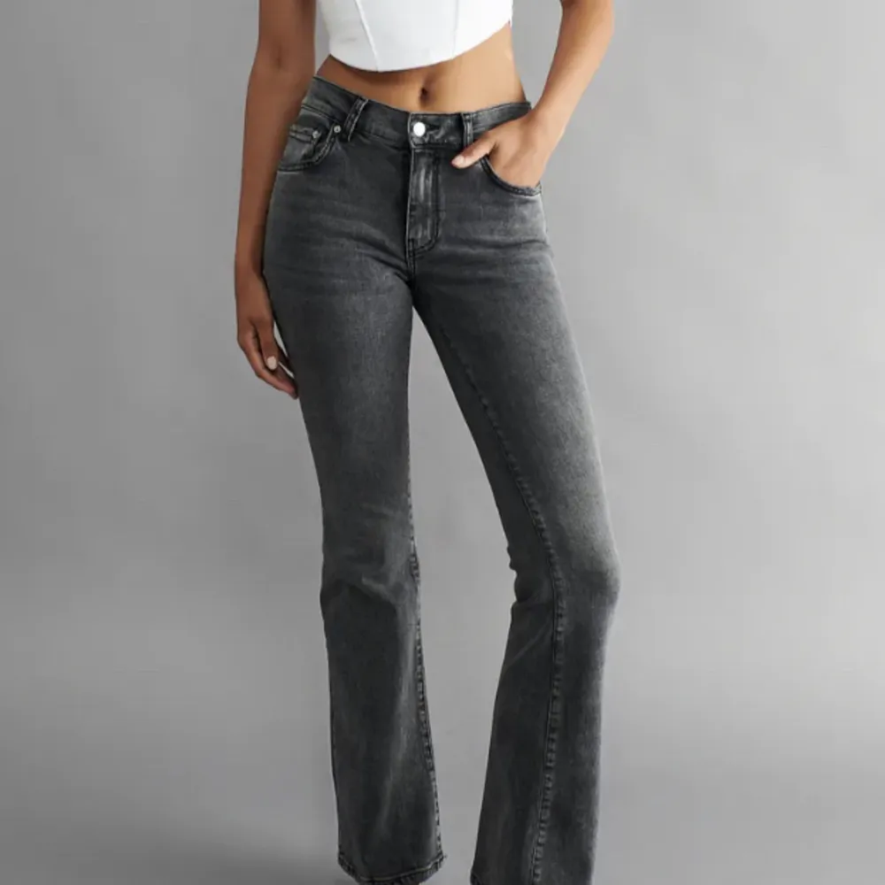 Nästan helt oanvända jeans från Gina! Säljer då dom inte kommit till användning🤍 Köpt i butik för 599 (Lånade bilder). Jeans & Byxor.
