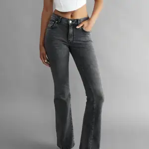 Nästan helt oanvända jeans från Gina! Säljer då dom inte kommit till användning🤍 Köpt i butik för 599 (Lånade bilder)