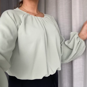 Croppad blus  - Croppad turkosfärgad blus från H&M. Använd en gång. Storlek M.