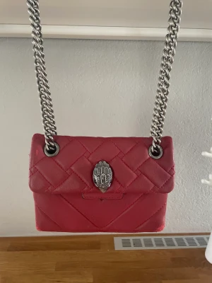 Kurt Geiger väska - Säljer nu en röd kurt geiger väska i storlek mini