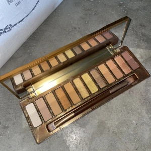 Naked Honey Eyeshadow Palette - Säljer nu denna fina palett från Urban decay då jag har två! Jättefina färger som passar perfekt nu till sommaren! Endast använd några få gånger och är i nyskick! Nypris: 600kr
