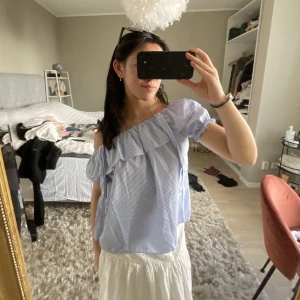 Randig sommar topp - En så underbar o härlig sommartopp som går att styla på flera sätt! Det finns band som är till för att knyta längs axlarna, men de går även att ha den somm off-shoulder eller one-shoulder🥰🥰🥰KOLLA jättegärna in mina andra annonser!!