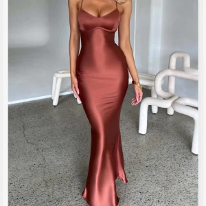 Balklänning  - Jättefin balklänning i satin med öppenrygg i kors. Storlek S. Går hela vägen ner i benen. Säljs för 450kr 