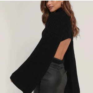 Rygglös tröja - En rygglös stickad tröja. Köpte här på plick men ahr ttvärr inte fått användning för den😓