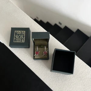 Mari Nilsdotter liknande örhängen - Säljer dessa as häftiga nästan identiska Maria Nilsdotter örhängena! Köpt från Jackie i somras för 800kr styck (1600kr) för ett par! Box medföljer 