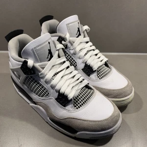 Jordan 4 military black - Säljer Jordan 4 military black pga att de inte passar så bra men dem är rena och i ett mycket bra skick