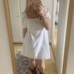 And other stories klänning - Helt ny, med lapparna kvar från and other stories. Perfekt för studenten eller en sommardag. Skulle säga passar en xs-m. Nypris 690