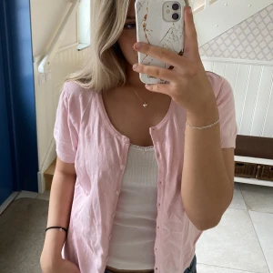 Kofta - Säljer en rosa kortärmade kofta från zeze, köptes på Sellpy för en månad sen och har inte användts av mig💗köp direkt för 170!