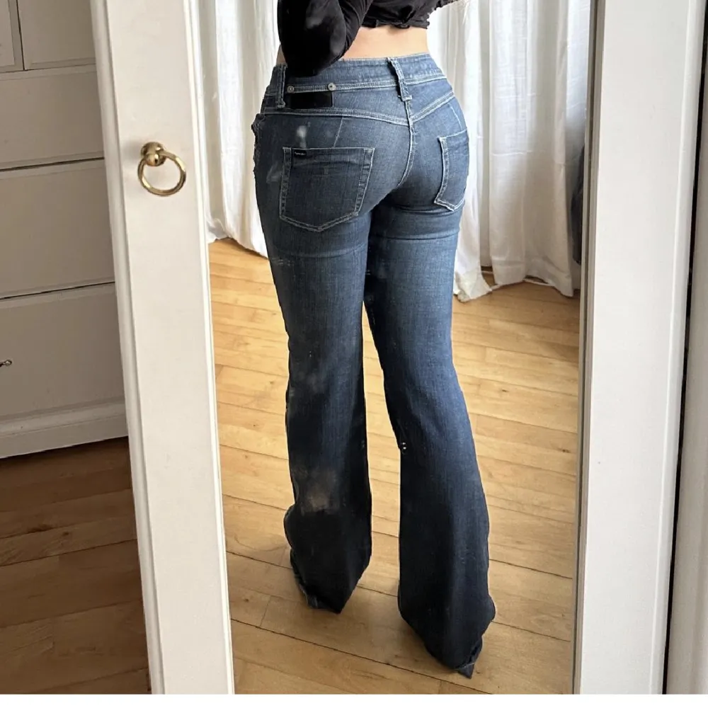 Säljer dessa fina jeans ifrån ichi! Kom privat för fler bilder eller frågor! Går jättebra att använda köp nu🙏❤️Midjemått 78 innebenslängd 88! Framknappen saknades men jag köpte till en vit som går att sätta på utan att sy! Den kommer med🙏. Jeans & Byxor.
